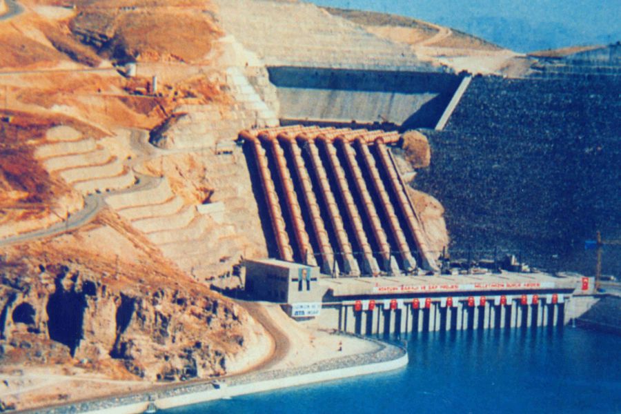 Atatürk Baraj ve HES (8x300 MW), Şanlıurfa / Türkiye